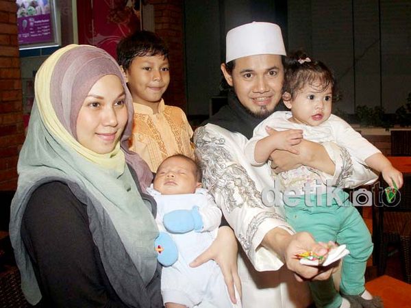 Syuting, Ustad Guntur Bumi Ditemani Istri dan Buah Hati