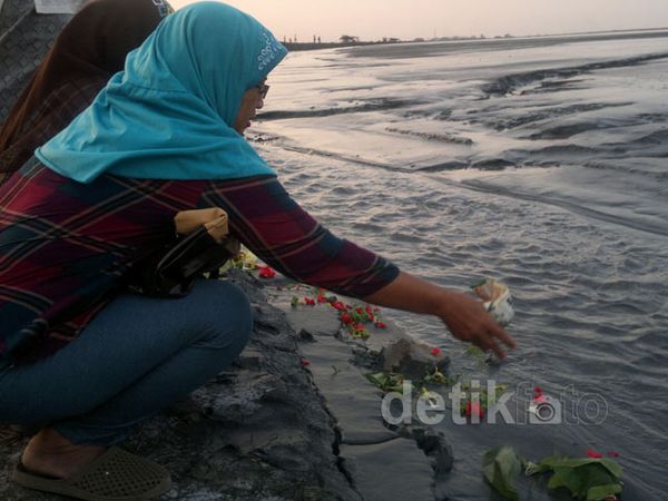 Korban Lumpur Lapindo Nyekar di Kolam Lumpur