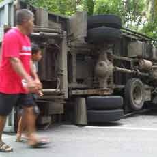 Mobil Boks Terguling Usai Hantam Avanza