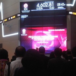 Bursa Memerah, Saham Tiga Emiten Baru Kompak Menguat