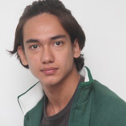 Adipati Dolken Nikmati Syuting Sambil Panas-panasan