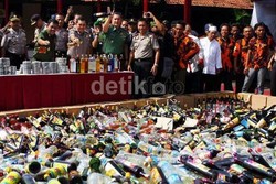  Menjelang Ramadhan, Polisi Musnahkan Jutaan DVD Porno di Polsek Palmerah