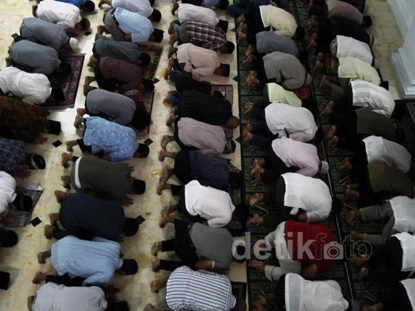 Jamaah Muhammadiyah Salat Taraweh Pertama
