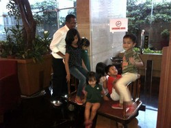 Hendak Terima Gelar Doktor Kehormatan, Dahlan Main Dulu Sama Cucu