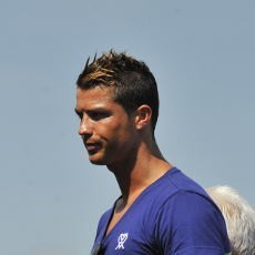 Ronaldo Pasti Teken Kontrak Baru