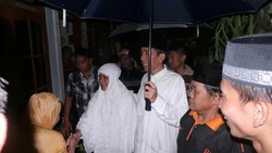 Jokowi Berpayung Berdua Iriana Sapa Warga Menteng Usai Tarawih