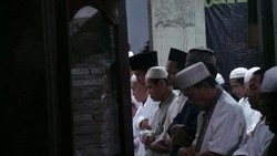 Jokowi Salat Tarawih di Masjid Setengah Jadi di Menteng
