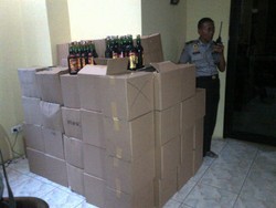 Polisi Sita 720 Botol Miras Merek Lokal di Kebayoran Baru