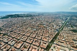 Keren! Semua Bangunan di Barcelona Terlihat Kotak dari Langit