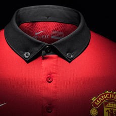 Kaus Berkerah Berkancing Si Setan Merah