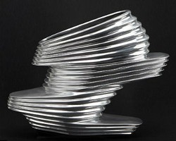 Sepatu Unik Terbuat dari Chrome dan Fiberglass, Siapa yang Bisa Pakai?