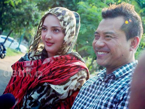 Ashanty Ziarah ke Makam Ayah