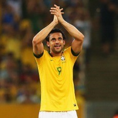 Fred Tiba-tiba Dikecup Fans Lagi, Kini Bukan di Bibir tapi di Kaki