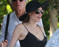 Foto: Penampilan Perdana Jolie dengan Baju Terbuka Pasca Operasi Payudara