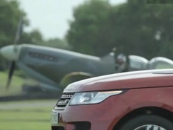 Adu Range Rover Lawan Pesawat Terbang Jadul