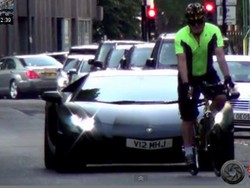 Lamborghini Ngamuk Dihadang Pesepeda