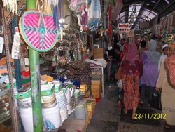 Wisata Belanja & Kuliner di Makam Sunan Ampel, Bisa!