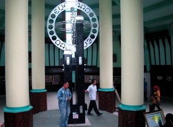 Ini Bedanya Turis Asing dan Domestik di Tugu Khatulistiwa