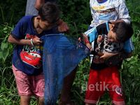 Saat Ramadan, Anak-anak Ini Sibuk Cari Ikan