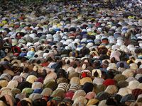 Massa Pro Mursi Gelar Salat Tarawih