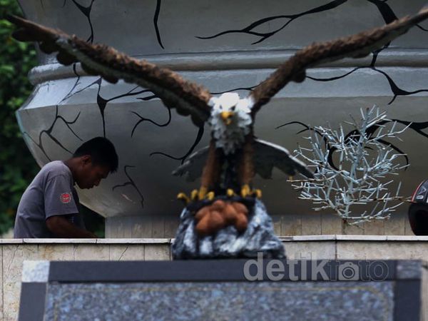 Perbaikan Tugu Adipura Kencana