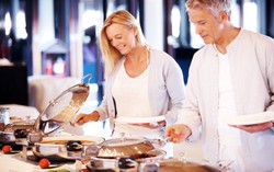 Buka Puasa dengan Menu Buffet? Lakukan Trik Ini Agar Tak Kekenyangan