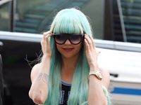 Berambut Nyentrik, Amanda Bynes Jalani Persidangan
