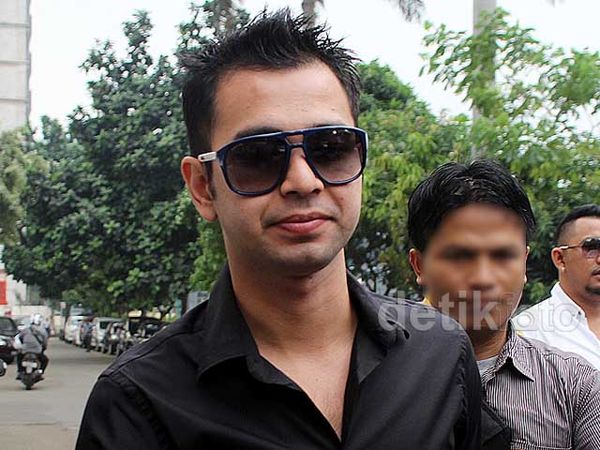 Gaya Serba Hitam Raffi Ahmad di Kantor Polisi