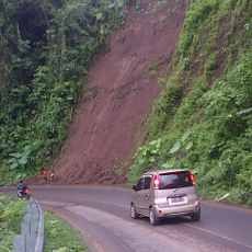 Jalur Selatan Gumitir Longsor, Lalin Sempat Macet 2 Km