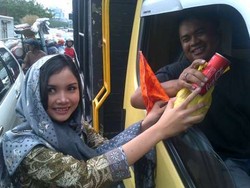 Bagi-bagi 1.000 Takjil Ala Model di Semarang