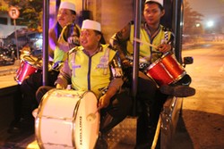 Bangunkan Warga, Polisi Surabaya Gelar Patrol Sahur