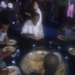 Lesehan di Lantai, Dahlan Iskan Buka Puasa Bareng OB dan Satpam BUMN