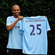 Fernandinho Ingin Bersinar bersama City dan Masuk Timnas Lagi