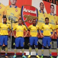 Kostum Terbaru Arsenal Dipakai di Jakarta