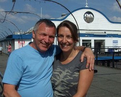 Romantis, Pasangan Habiskan 2 Tahun Ciuman Keliling Inggris Sebelum Nikah