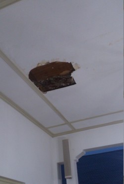 Hujan dan Angin Kencang, Plafon Istana Jebol 70 Cm