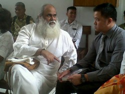 Ditemani Anak, Anand Krishna Hadiri Sidang PK di PN Jaksel