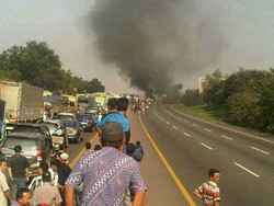  Asap Hitam Membubung dari Tol Cikampek, Polisi Berdatangan