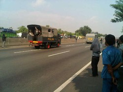 2 Water Cannon Datang ke Tol Cikampek, Lalin Mulai Cair