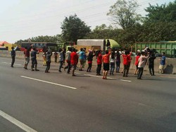 Tutup Jalan Tol Cikampek, Warga Sempat Berjoget Ria