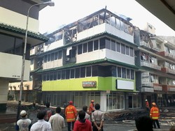 Kebakaran di Jl Wijaya Padam, Lantai Atas Ruko Gosong