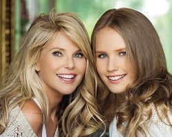 Awet Muda, Model 59 Tahun Ini Seperti Kakak-Adik dengan Anaknya