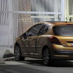 Seorang Pria Ditangkap Usai Menabrak Gerbang Kedubes AS di Canberra