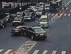 Astaga! Emosi, Ayah dan Anak Saling Adu Mobil