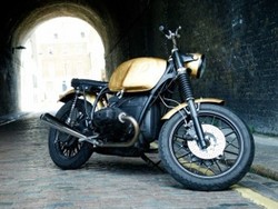 Motor BMW Ini Berlapis Emas