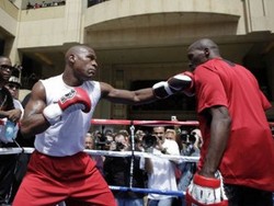 Petinju Floyd Mayweather Dihadiahi Mercy oleh Sang Ibu