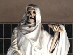 Ssst, Kota Romantis Paris Punya Patung Pencabut Nyawa