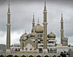 Indonesia Punya Kubah Emas, Malaysia Punya Masjid Kristal