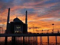 Inilah Masjid Terapung Pertama di Indonesia