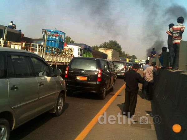 Diblokir Warga, Tol Cikampek Mengular Panjang